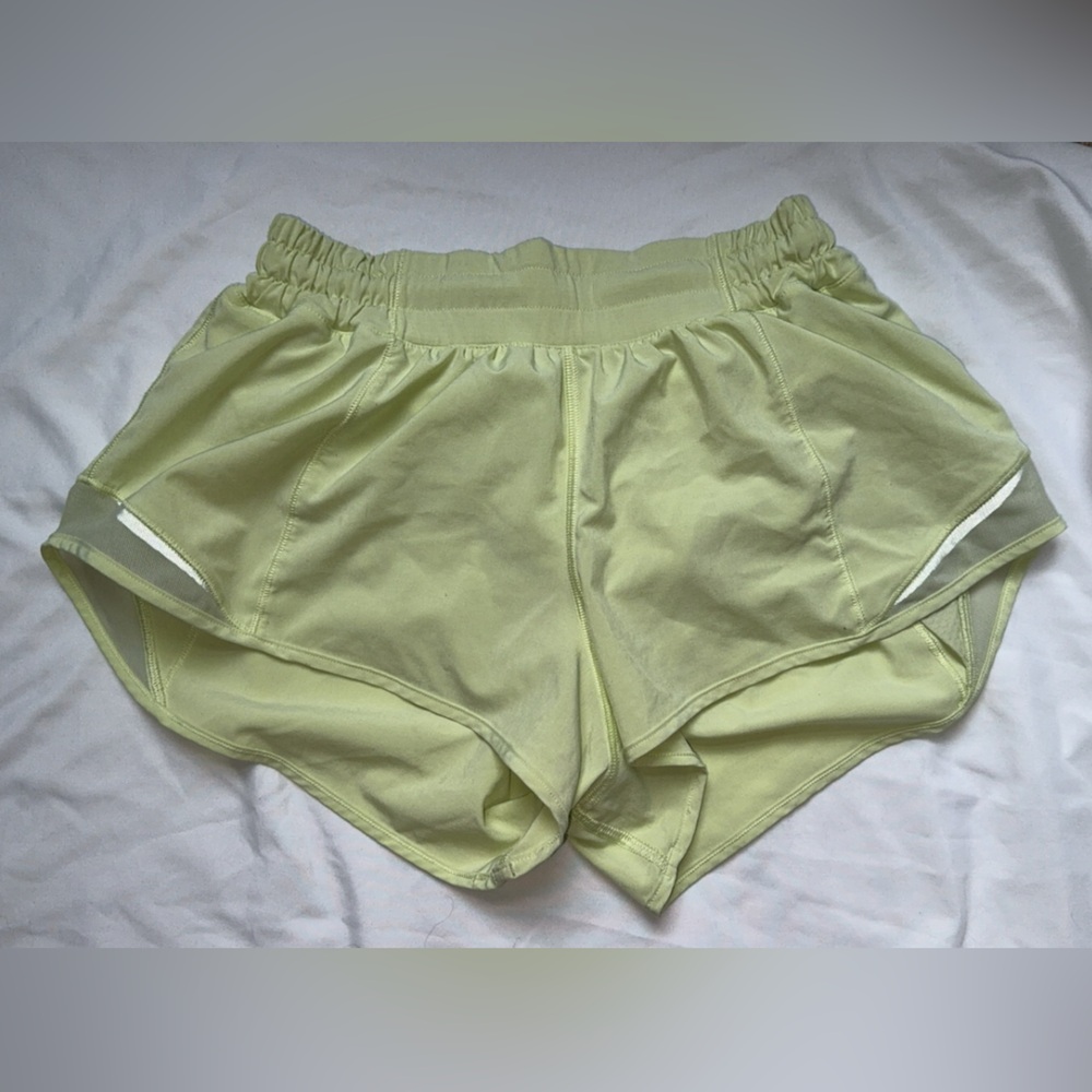 Lululemon hotty hot 2.5 inch size 6